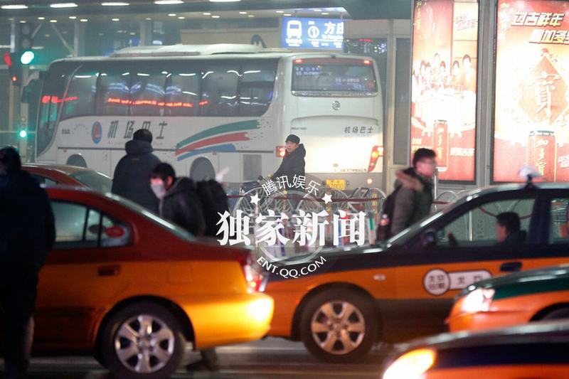 黃渤攜妻女度假歸來(lái)豪車(chē)返家 兩歲女兒正面照曝光