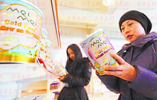 關(guān)稅下調(diào)洋奶粉價(jià)格堅(jiān)挺 國產(chǎn)奶粉趁機(jī)搶市場