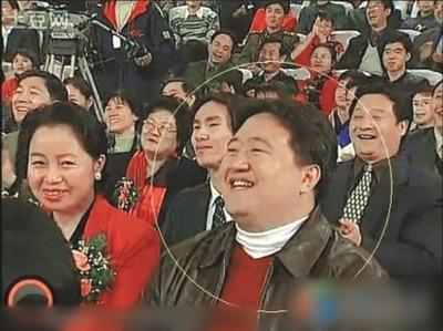兔年春晚剛剛落幕，一則名為“盤踞春晚十余年，史上最牛春晚觀眾出爐”的帖子在網(wǎng)上流傳。從截圖中清晰可見(jiàn)，從2001年到2010年，“笑臉哥”每年如約出現(xiàn)在春晚現(xiàn)場(chǎng)，兔年春晚也不例外。