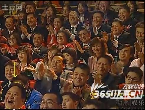 此外有媒體采訪到了這位“笑臉哥”，“笑臉哥”姓冉，現(xiàn)居北京，是搞藝術(shù)的，特別喜歡看春晚。談起自己受網(wǎng)友關(guān)注的原因，他說“可能是我這個人長得比較胖，喜歡穿顏色鮮艷的衣服。”