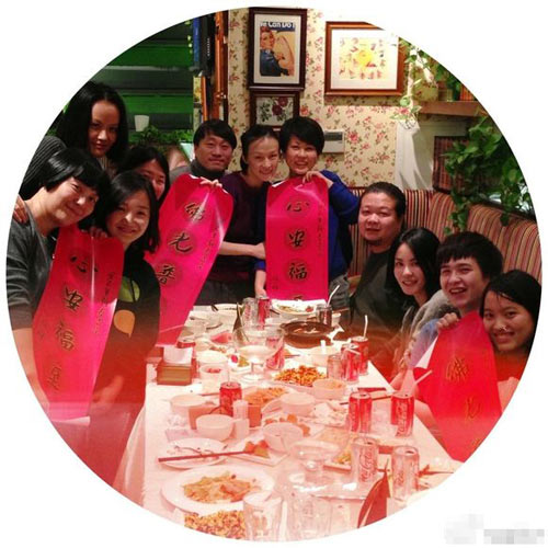 王菲與眾佛友開派對（圖片來源：網(wǎng)絡）