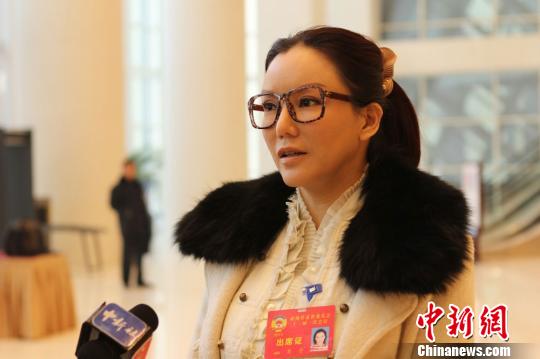 彭丹接受中新社記者專訪。