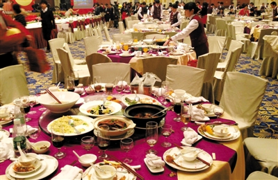 20日，一家國(guó)企在廣州一家五星級(jí)酒店舉行聯(lián)歡會(huì)，當(dāng)晚共擺了70多桌，每桌3900多元。新華社記者 陳曄華 攝