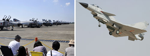 左圖：2009年9月13日，參加日本航空自衛(wèi)隊(duì)航空節(jié)的F—4EJ（近）和F—15J（遠(yuǎn)）戰(zhàn)機(jī)。右圖：中國空軍殲—10戰(zhàn)斗機(jī)