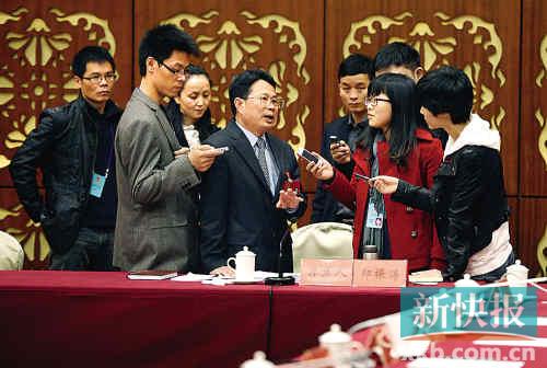 昨日，韶關(guān)市委書記鄭振濤就始興縣官員財產(chǎn)公示回答記者問題。 新快報記者夏世焱/攝