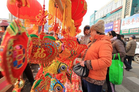 過大年趕大集 李村集場(chǎng)面火爆年味濃