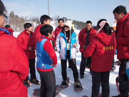 章子怡帶奶牛帽與姚明雪地賽跑 變“大腳怪”現(xiàn)身韓國(guó)
