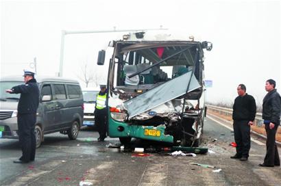霧打霧撞，客車追尾26人傷