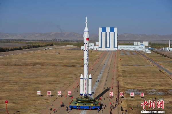 神舟八號(hào)飛船在酒泉衛(wèi)星發(fā)射中心擇機(jī)發(fā)射。中新社發(fā) 宿東 攝