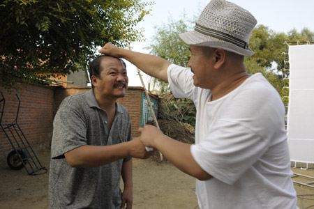 《鄉(xiāng)村愛(ài)情》里的演員都是本山傳媒集團(tuán)下的演員，是本山的弟子