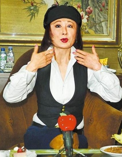 潘迎紫不小心腰間現(xiàn)贅肉。