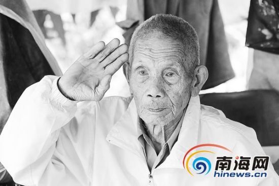 2月5日，秦崇議在家中向客人敬軍禮。