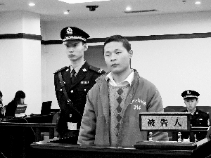 一臉稚氣的孟某站在法庭上受審。