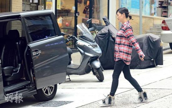 懷孕接近4個月的應采兒開始圓潤發(fā)福，不過依然健步如飛。