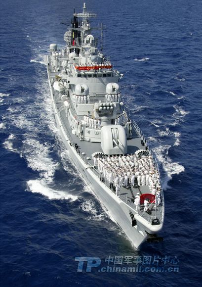 資料圖：青島艦遠航駛出領(lǐng)海線。