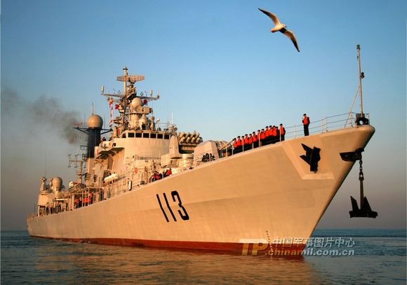 資料圖：海軍青島艦擔(dān)負(fù)海上戰(zhàn)備巡邏任務(wù)。