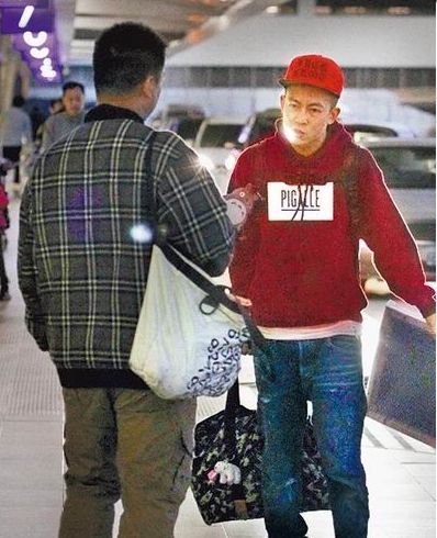 陳冠希赴臺(tái)灣陪女友過(guò)年 怒斥狗仔拒受訪