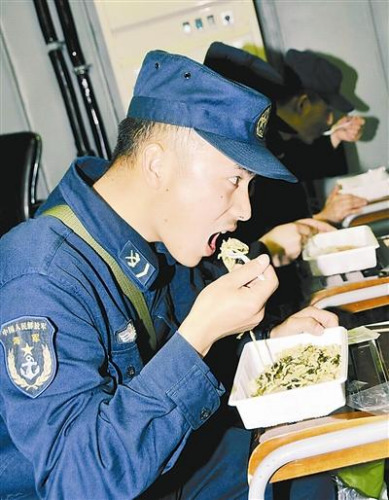 “青島”艦上的官兵在戰(zhàn)位上吃野戰(zhàn)快餐。解放軍報(bào) 記者 米晉國(guó)攝