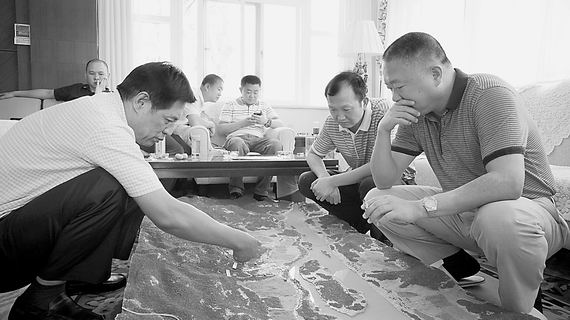 中國(guó)“10·5”案專案組追捕糯康時(shí)在研究案情。