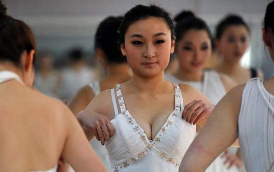 在藝考中，女學(xué)生為了追求更好的狀態(tài)亮相，掀起整容熱潮