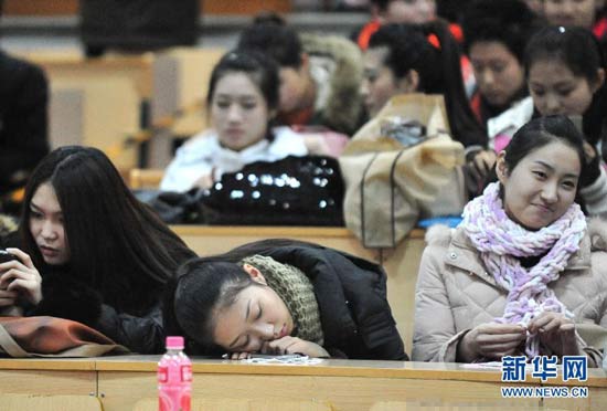 在藝考中，女學(xué)生為了追求更好的狀態(tài)亮相，掀起整容熱潮