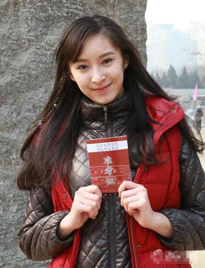 在藝考中，女學(xué)生為了追求更好的狀態(tài)亮相，掀起整容熱潮