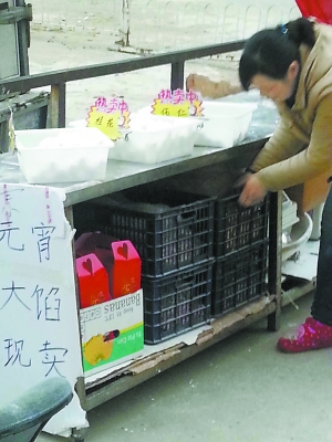 頭天沒賣掉的元宵和原料就放在攤柜里，沒有任何遮擋。