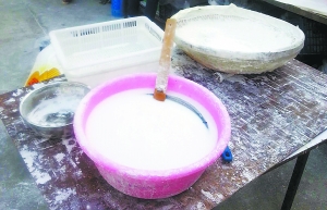露天擺放的制作原料。