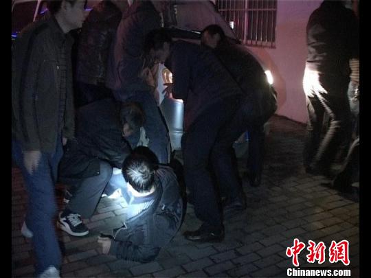 眾人抬車救人。 林增崇 攝