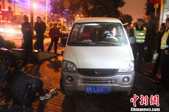 眾人抬車救人。 林增崇 攝
