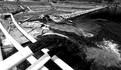 ?2010年7月，福建紫金礦業(yè)紫金山銅礦濕法廠發(fā)生銅酸水滲漏事故，造成汀江部分水域嚴(yán)重污染，事故被瞞報(bào)9天。（資料圖片）圖/CFP