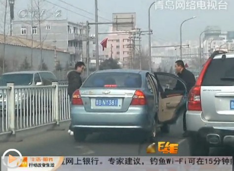 糖球會(huì)附近特堵 路口爭道男子發(fā)狂砸車