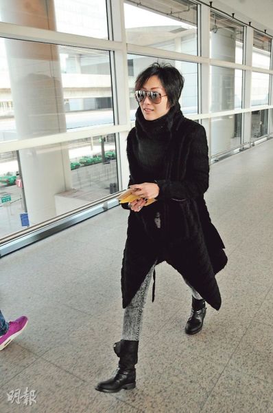 鄭秀文否認(rèn)與許志安去沖繩試婚，強調(diào)是普通旅行享受陽光與海灘。