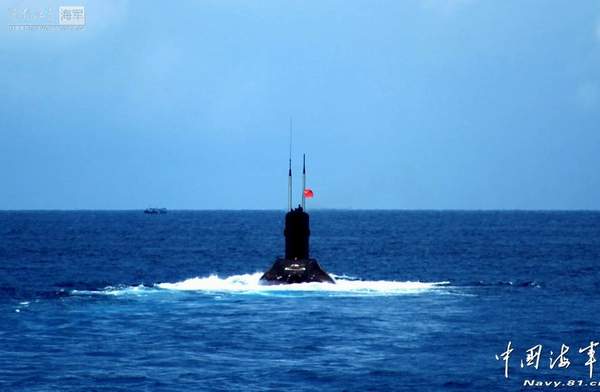 資料圖：南海艦隊(duì)某潛艇支隊(duì)374艇迎著朝霞駛出軍港，開赴某潛艇訓(xùn)練海域，與反潛機(jī)展開水聲對抗演練。