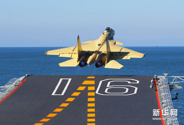 資料圖：中國艦載機完成起降試驗后將進行掛彈飛行，此為殲-15從遼寧艦起飛升空。