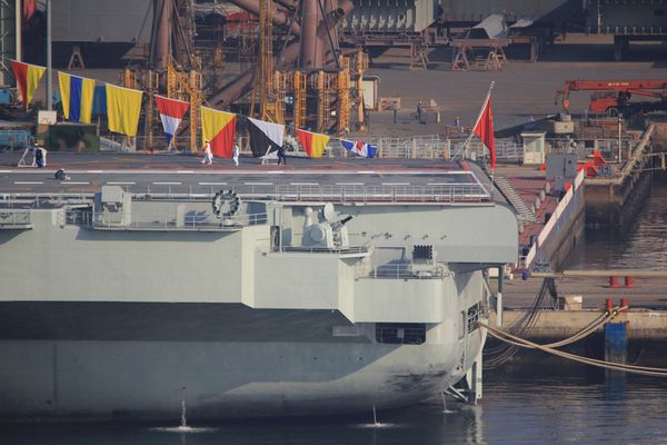 資料圖：航母艦尾的紅旗10防空導(dǎo)彈、深彈發(fā)射器、1130近防炮、干擾彈發(fā)射器