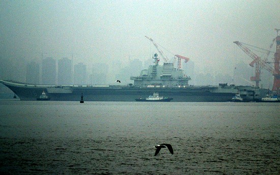 資料圖：網(wǎng)友拍攝遼寧號航母2013年首次駛離大連港出海。
