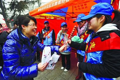 糖球會3天迎88萬人次 傳統(tǒng)燈謎遇網絡阻擊眾人忙百度