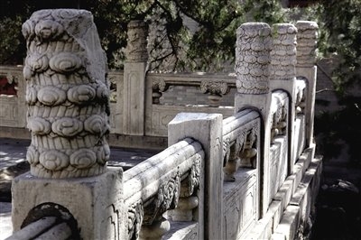 2月27日，記者在頤和園南湖島涵虛堂發(fā)現(xiàn)，欄桿上的一個(gè)云龍紋石雕望柱頭失蹤。 記者 郭鐵流（圖片來源：新京報(bào)）