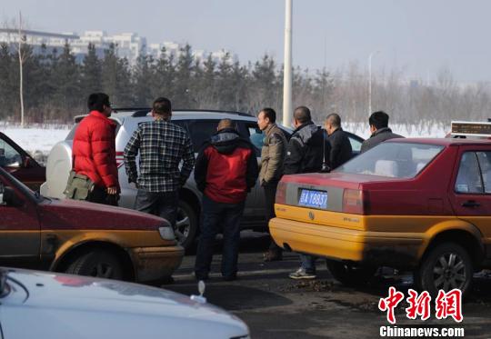 一發(fā)現(xiàn)有類似車輛，就會有人圍上去查問。 張瑤 攝