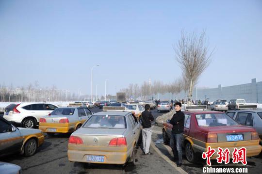 一發(fā)現(xiàn)有類似車輛，就會有人圍上去查問。 張瑤 攝