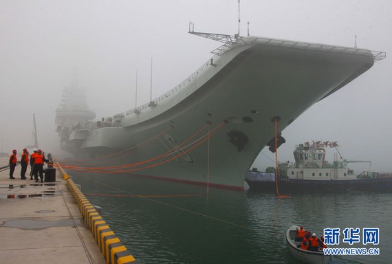資料圖：中國(guó)首艘航空母艦遼寧艦首次靠泊青島某軍港。
