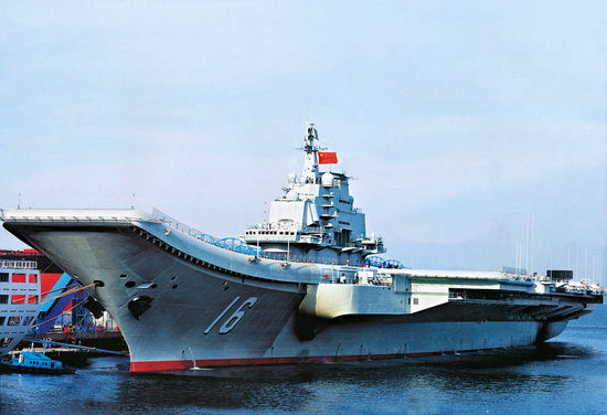 資料圖：2013遼寧艦駛向母港\青島膠東航母基地的保密性工作做得很好。至今對(duì)于航母基地沒有任何報(bào)道。
