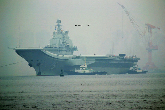 資料圖：中國首艘航母“遼寧艦”徐徐離開大連港口。