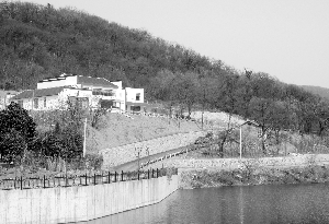 兩層小樓依山傍水，環(huán)境不錯