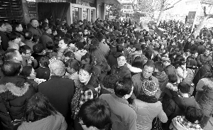 早上市民排長隊，等華僑路交易中心開門