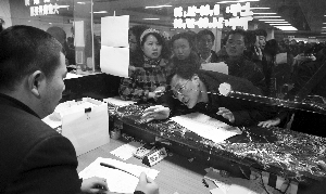 “人人人人人人人人華僑路房產(chǎn)交易大廳人人人人人人人人人。”昨天一大早，“@現(xiàn)代快報”微博用這句話來形容南京房產(chǎn)交易登記的火爆。