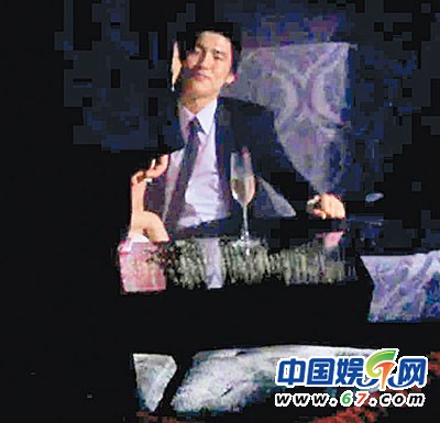 情到濃時，汪圓圓吻男友面頰