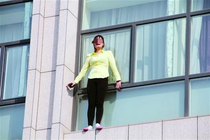 催婚不成25歲的女青年爬出酒店窗戶(hù)欲跳樓