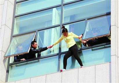 催婚不成25歲的女青年爬出酒店窗戶(hù)欲跳樓